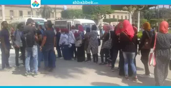 في صفوف.. طلاب «أولى آثار» يتوجهون لمقابلة رئيس جامعة القاهرة