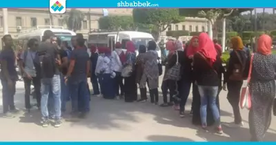 في صفوف.. طلاب «أولى آثار» يتوجهون لمقابلة رئيس جامعة القاهرة