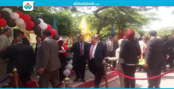 أثناء تفقده الجامعة.. «الشيحي» يسلم علم مصر لقائد جوالة عين شمس (صور)