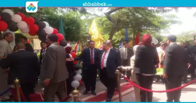 أثناء تفقده الجامعة.. «الشيحي» يسلم علم مصر لقائد جوالة عين شمس (صور)