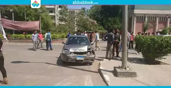 صور| حادث سيارتين داخل حرم جامعة أسيوط