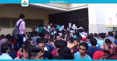 تزاحم أمام تجارة حلوان والطلاب:«سجلونا في الكلية وبعدين نحتفل»