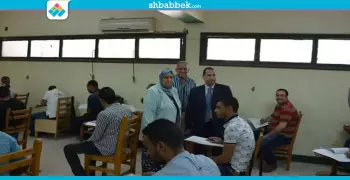 رئيس جامعة بورسعيد يتفقد امتحانات «التخلف» بكلية تجارة (صور)