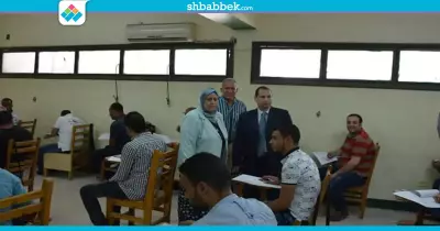 رئيس جامعة بورسعيد يتفقد امتحانات «التخلف» بكلية تجارة (صور)
