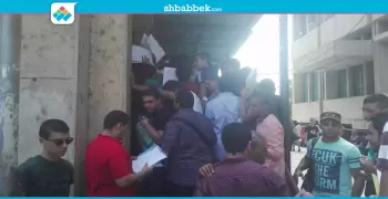الزحام يسيطر على مكاتب التقديم بـ «دار علوم القاهرة» (صور)