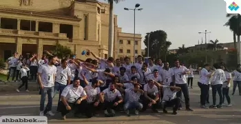 طلاب كلية التجارة جامعة القاهرة بحتفلون بـ«الفوتو داي» (صور)