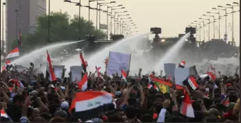 توافد مئات المتظاهرين العراقيين على ساحة الطيران في بغداد لكسر حظر التجوال