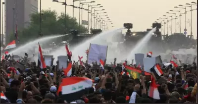 توافد مئات المتظاهرين العراقيين على ساحة الطيران في بغداد لكسر حظر التجوال