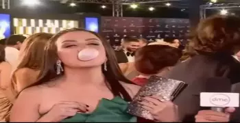 شاهد فنانات مهرجان القاهرة السينمائي في تحدي «نفخ اللبان» (صور)