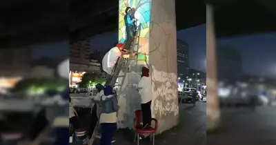 طلاب جامعة عين شمس يجملون كوبري العباسية والمترو (صور)