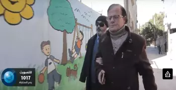 هل شاهدت مسيحيا يصطحب مسلم للمسجد؟.. هكذا فعل كمال (فيديو)