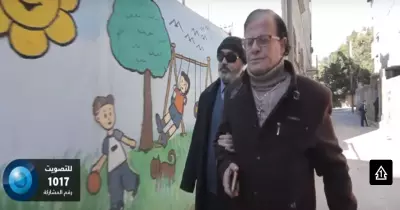 هل شاهدت مسيحيا يصطحب مسلم للمسجد؟.. هكذا فعل كمال (فيديو)