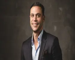 محمد إمام يكشف جهود فريق عمل مسلسل الكينج في إخماد حريق ستديو مصر