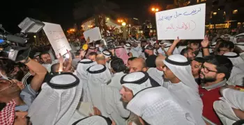 مظاهرات الكويت.. المواطنون يهتفون «ارحل»