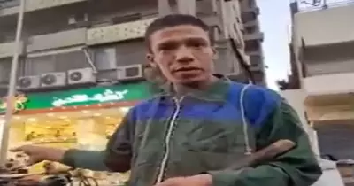 طرد عامل نظافة من مطعم كشري التحرير بسبب ملابسه (فيديو)