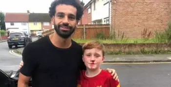 حقيقة وتفاصيل صورة محمد صلاح مع الطفل الذي «كسر أنفه».. تعرض للضرب أم لا؟ (صور)