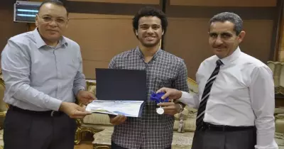 جامعة قناة السويس تكرم طالبا فاز في بطولة «السباحة زعانف» العالمية