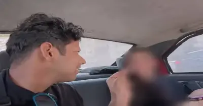 انتقادات واسعة لفتاة الإسكندرية بعد مساعدتها سائح هندي واصطحابه في جولة بالمدينة