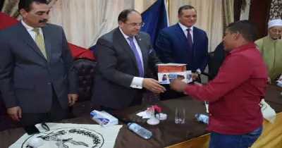 رئيس جامعة سوهاج يتفقد المستشفي الجامعي ويكرم الأيتام