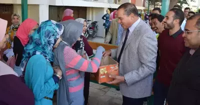 رئيس جامعة سوهاج يوزع «حلاوة المولد» على الطلاب