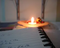 طالب يذاكر على ضوء الشمعة لترشيد استهلاك الكهرباء (فيديو)