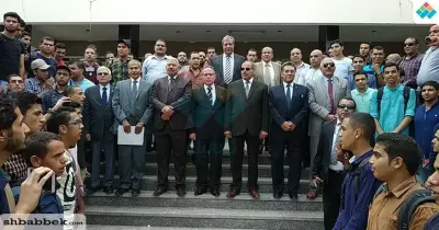 رئيس جامعة الأزهر يردد النشيد الوطني مع قيادات وطلاب كلية الطب