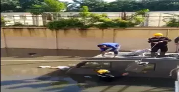 فيديو إنقاذ 5 مليون جنيه داخل سيارة البنك المركزي غرقت في أمطار الإسكندرية