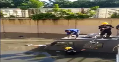 فيديو إنقاذ 5 مليون جنيه داخل سيارة البنك المركزي غرقت في أمطار الإسكندرية