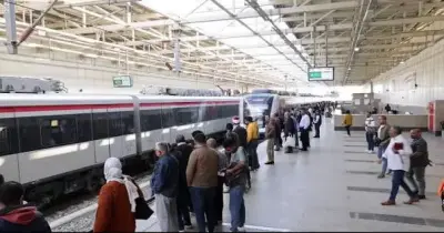 «التذكرة غالية».. شاب يتسبب في تلفيات بقطار مطروح والوزارة تتحرك لضبطه
