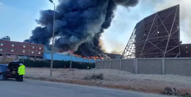  حريق العاشر من رمضان.. حادث ضخم في مصنع للمواد الغذائية (صور) 