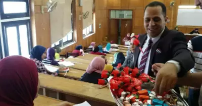 بالصور.. رئيس جامعة دمنهور يتفقد لجان الامتحانات بالورود والشيكولاتة