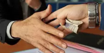 المحكمة التأديبية تفصل مسئول بالضرائب توسّط في دفع رشوة