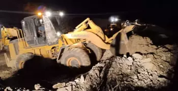 انهيار أرضي يدفن سيارة تحمل 20 شخصا