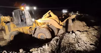 انهيار أرضي يدفن سيارة تحمل 20 شخصا