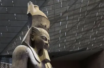 وزنه 5 أطنان وارتفاعه 240 سم.. العثور على تمثال أثرى ضخم بالشرقية