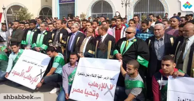 بلافتات «لا للإرهاب» وهتافات «تحيا مصر».. إعلام الأزهر تتضامن مع ضحايا حادث الواحات