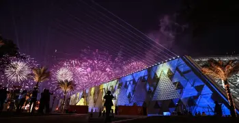 مخرج حفل افتتاح المتحف المصري الكبير يخرج عن صمته بعد انتقاده