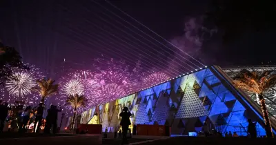 مخرج حفل افتتاح المتحف المصري الكبير يخرج عن صمته بعد انتقاده