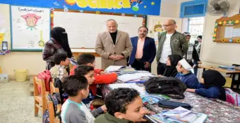 «أنتي حلوة وشدتيني تعاليلي البيت».. مسئول بتعليم القليوبية يساوم أم لنقل نجلها من المدرسة