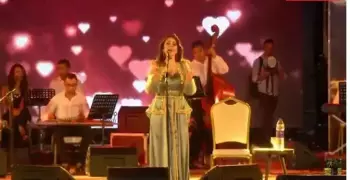 ميادة الحناوي تسقط على الأرض أثناء غنائها في تونس «فيديو»