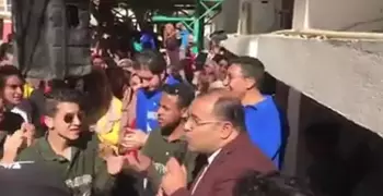 بالفيديو.. عميد صيدلة سوهاج: بشرح للطلاب على أغنية «شارب سجارة بني»