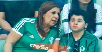 فيفا يمنح الأم سيلفيا جريكو لقب أفضل مشجع في العالم.. ماذا فعلت؟