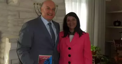 بلاغ ضد الدكتورة منى برنس بسبب صورتها مع السفير الإسرائيلي