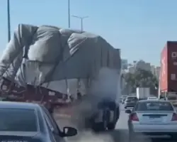 شهامة سائق تريلا تمنع كارثة محققة على الطريق وينقذ زميله من الموت