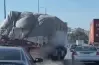 شهامة سائق تريلا تمنع كارثة محققة على الطريق وينقذ زميله من الموت