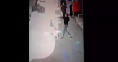 شاب يتحرش بطالبة ويعتدي عليها بالضرب أثناء عودتها من المدرسة (فيديو)