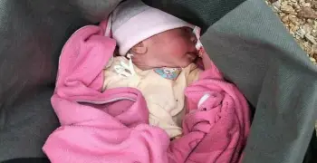 ادعت أنها ممرضة.. سيده منتقبة تخطف رضيع بعد دقائق من ولادته بعيادة خاصة في قنا