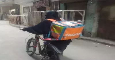 قصة رنا عمر أول فتاة منتقبة تعمل بتوصيل الطلبات..وردها على حملة الانتقادات