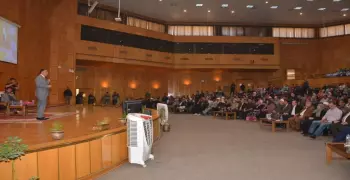 نائب رئيس جامعة أسيوط يدعو الطلاب للموافقة على التعديلات الدستورية