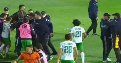 اعتداء لاعبو المصري البورسعيدي على الحكم بعد الخسارة أمام نهضة بركان